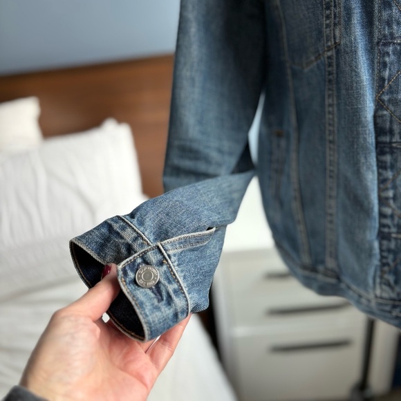 GAP Classic Medium Wash Denim Jacket w 6 Pockets - Picture 11 of 17